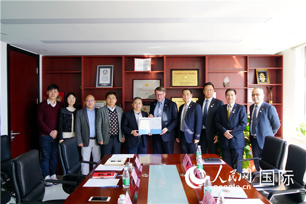 布鲁斯一行拜访中国扶贫基金会。赵树宴摄
