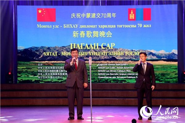 中国驻蒙古国大使邢海明（左）致辞。