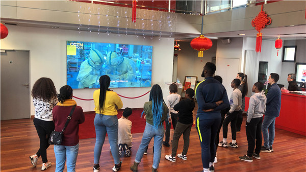学生观看疫情宣传片。巴黎中国文化中心供图