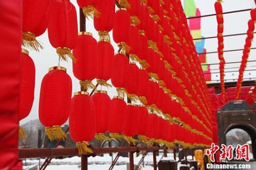 资料图：师傅们在把制作好的桂花糖年糕摆放整齐。王思哲 摄