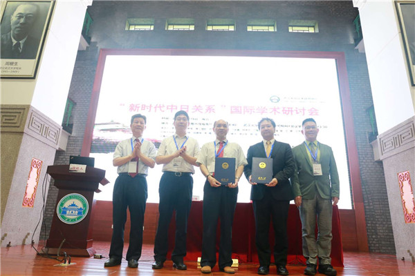 图为武汉大学和早稻田大学交换了《武汉大学与早稻田大学学术交流意向书》。