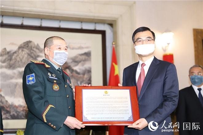 2月18日，蒙古国军人代表致中国军队医护工作者慰问信。