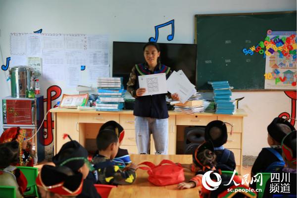 美姑县巴古乡勒布村幼教点老师正在教孩子们识字。人民网 朱虹 摄